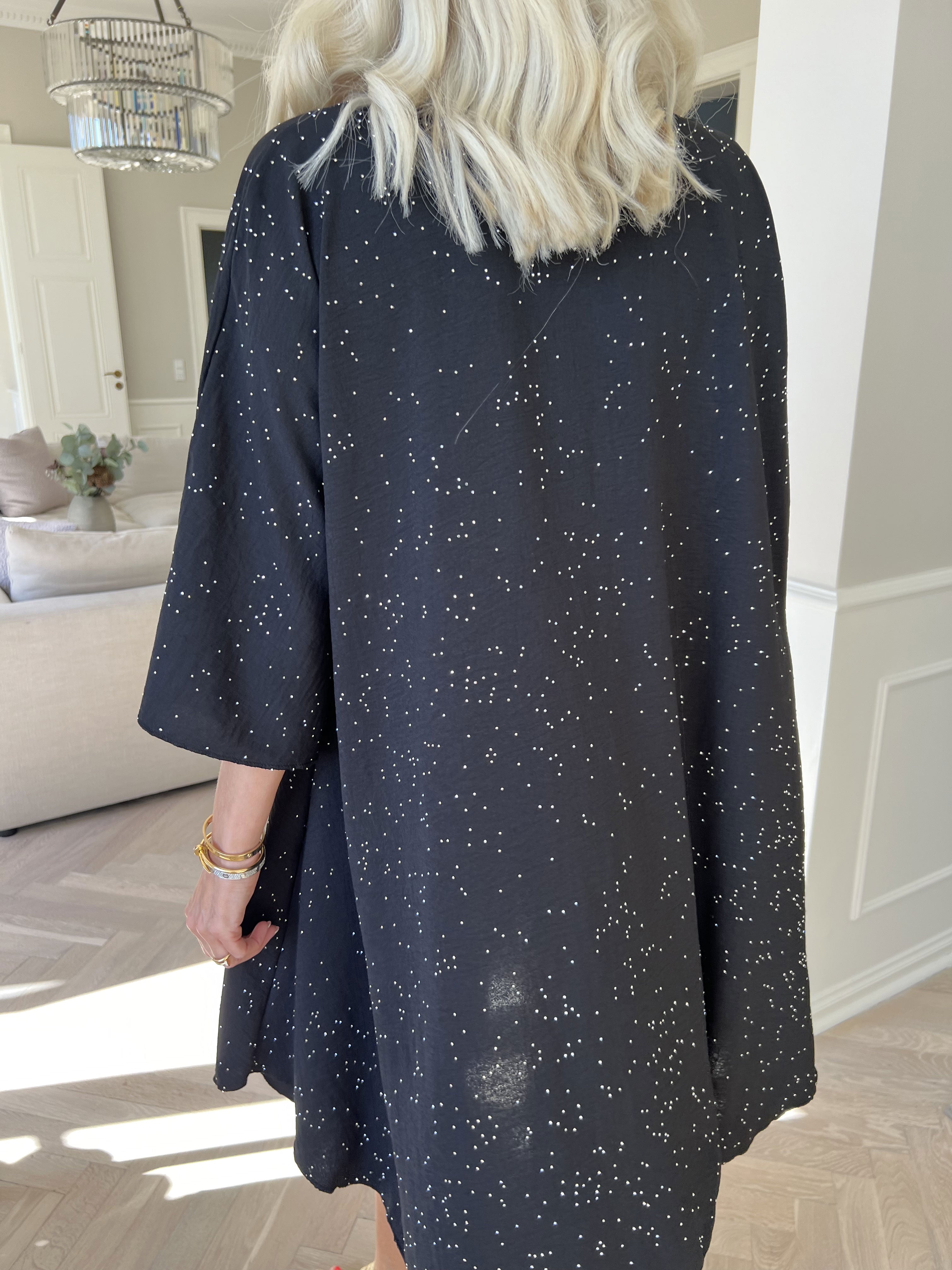 Johanne - Fin enfärgad klänning utsmyckad med fuskpäls